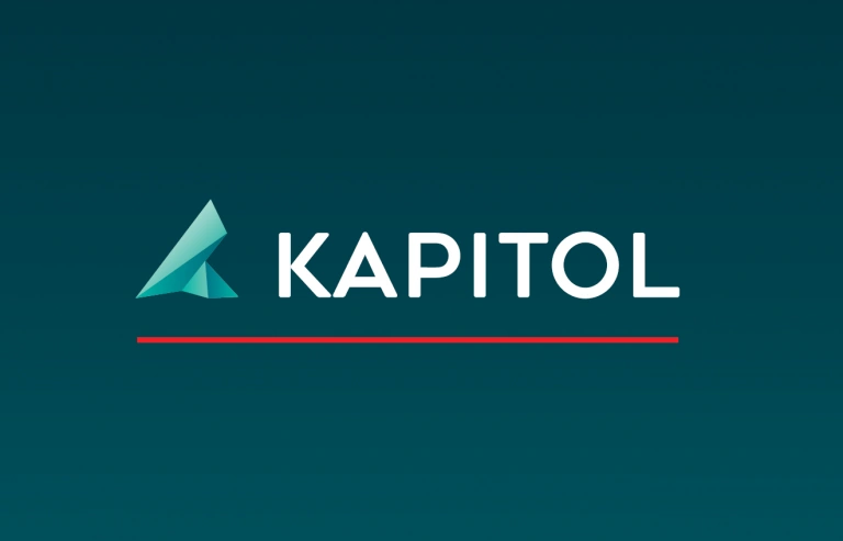 Logo s textem KAPITOL, vlevo je zelenomodrý geometrický symbol, pod nápisem je tenká červená linka na tmavě modrém pozadí.